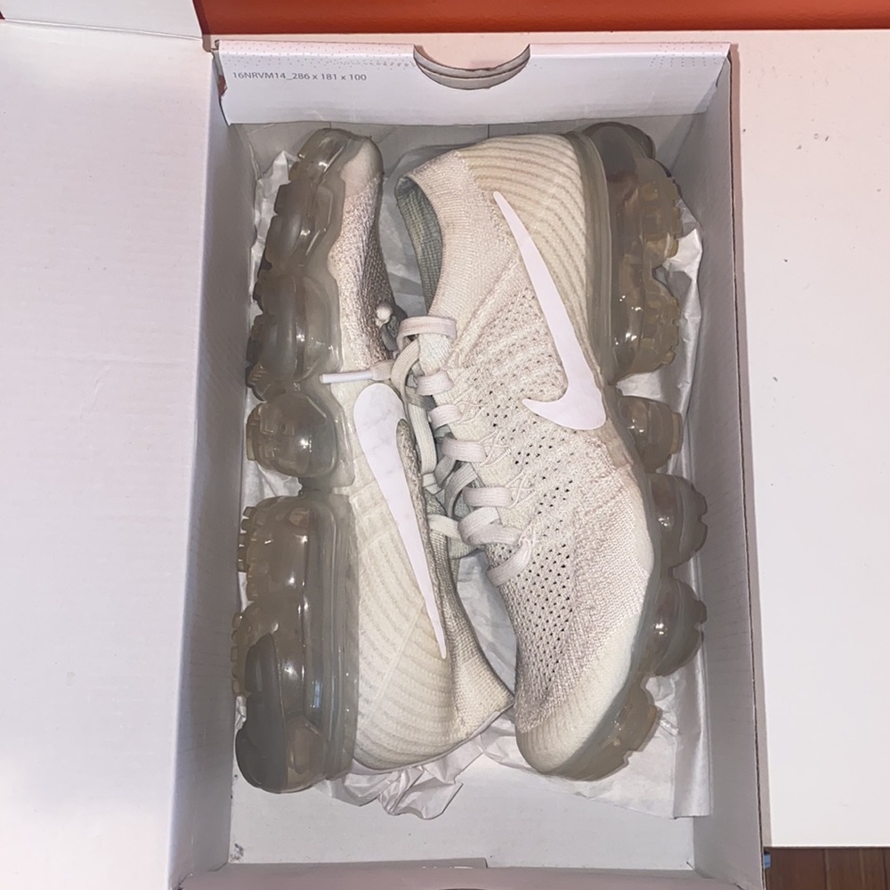 WMNS Nike Air Vapormax Flyknit SZ 7